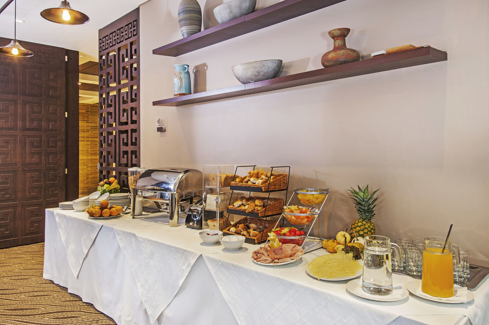 호텔 모리슨 114 보고타 외부 사진 A buffet table